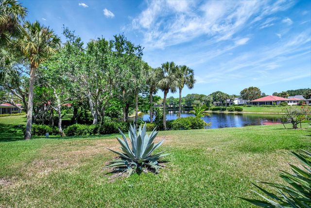 18 Bristol Lane, Boynton Beach, FL 33436