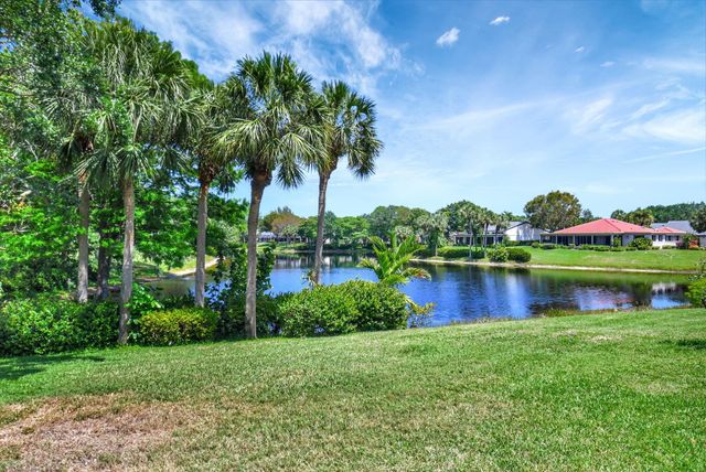 18 Bristol Lane, Boynton Beach, FL 33436