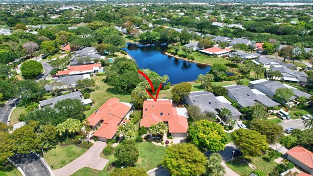 18 Bristol Lane, Boynton Beach, FL 33436