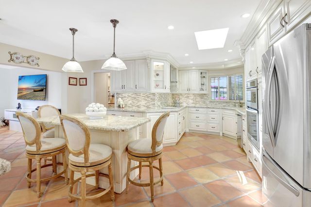 18 Bristol Lane, Boynton Beach, FL 33436