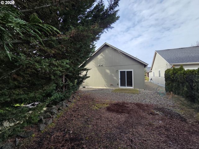 376 BENTGRASS Ct, Sutherlin, OR 97479