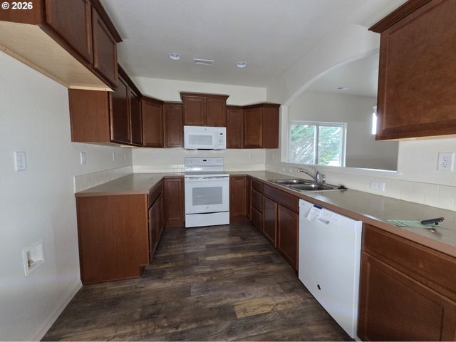 376 BENTGRASS Ct, Sutherlin, OR 97479