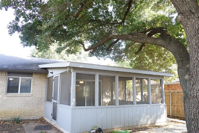 608 Hillcrest Street, Mansfield, TX 76063