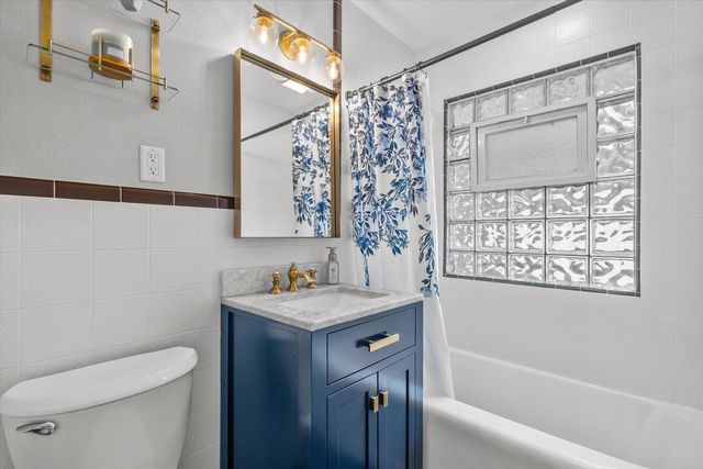 1423 St Charles STREET, Wauwatosa, WI 53213