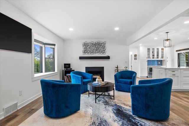 1423 St Charles STREET, Wauwatosa, WI 53213
