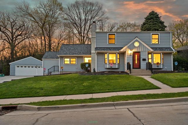 1423 St Charles STREET, Wauwatosa, WI 53213