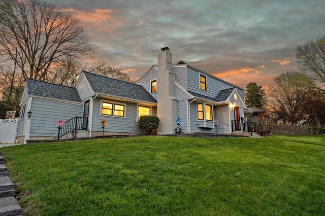 1423 St Charles STREET, Wauwatosa, WI 53213