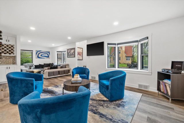1423 St Charles STREET, Wauwatosa, WI 53213