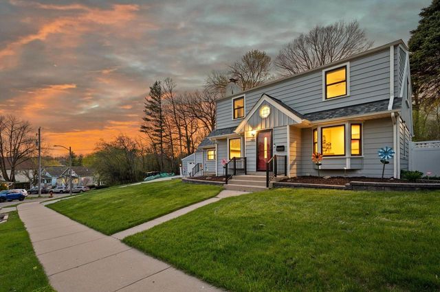 1423 St Charles STREET, Wauwatosa, WI 53213