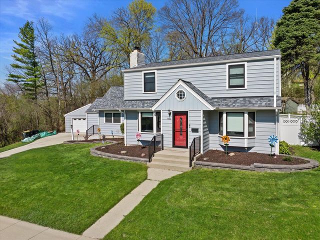 1423 St Charles STREET, Wauwatosa, WI 53213