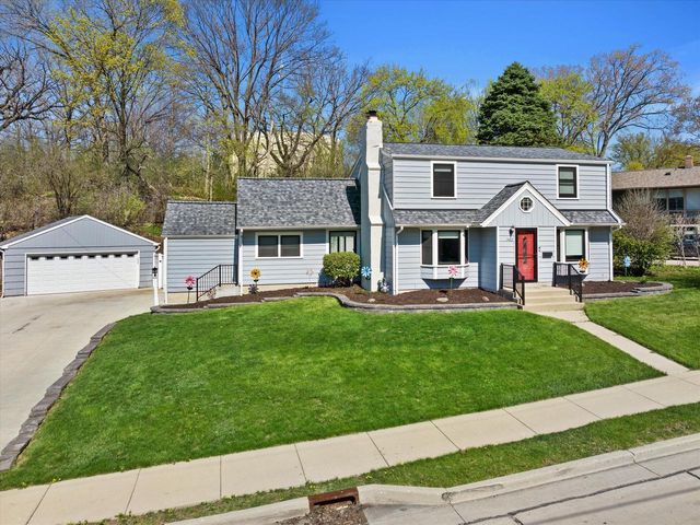 1423 St Charles STREET, Wauwatosa, WI 53213