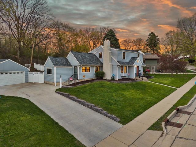 1423 St Charles STREET, Wauwatosa, WI 53213
