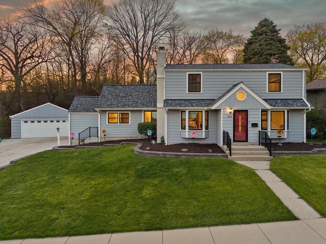 1423 St Charles STREET, Wauwatosa, WI 53213