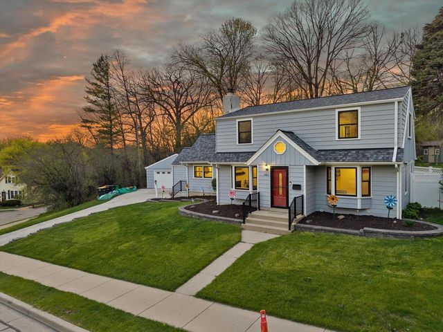 1423 St Charles STREET, Wauwatosa, WI 53213