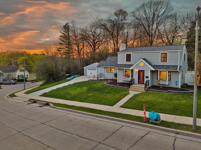 1423 St Charles STREET, Wauwatosa, WI 53213
