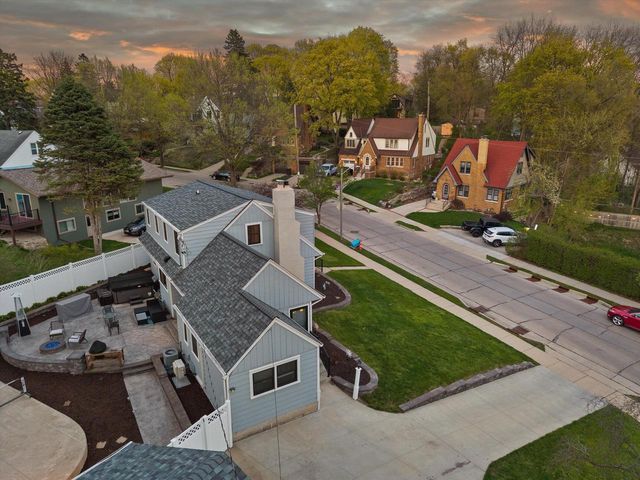 1423 St Charles STREET, Wauwatosa, WI 53213
