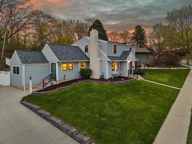 1423 St Charles STREET, Wauwatosa, WI 53213