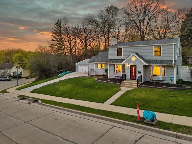 1423 St Charles STREET, Wauwatosa, WI 53213
