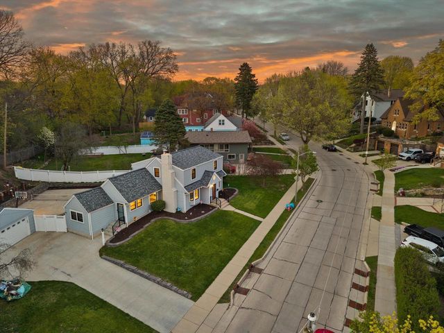 1423 St Charles STREET, Wauwatosa, WI 53213