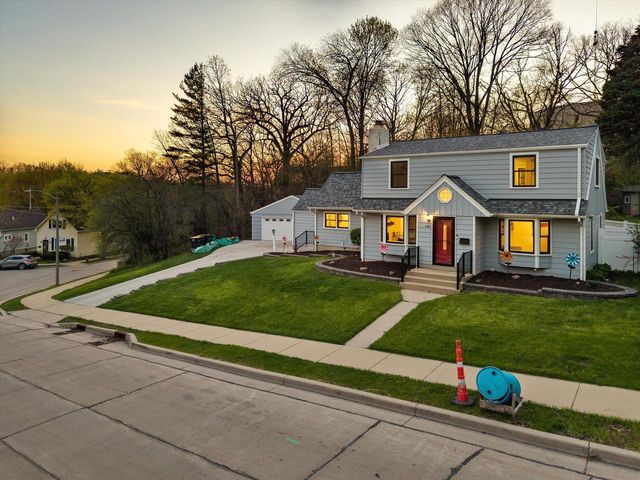 1423 St Charles STREET, Wauwatosa, WI 53213