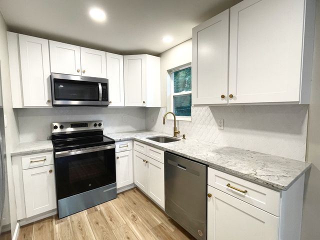 9 Proctor Dr, Clarksville, TN 37043