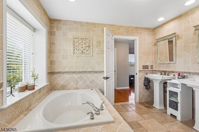 18 Steeple View Ct, West Amwell Twp., NJ 08530