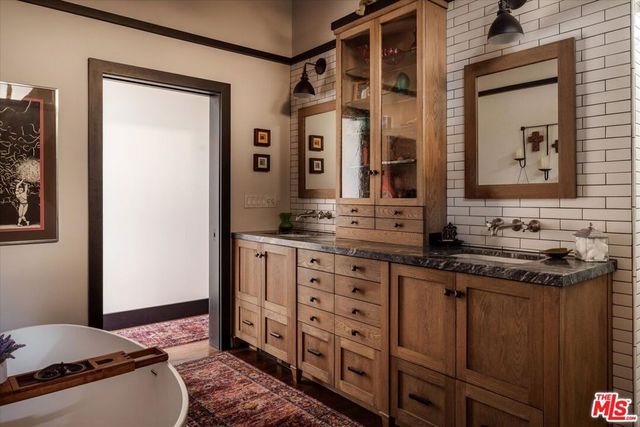 4244 Bluebell Avenue, Studio City, CA 91604