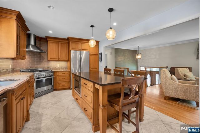 114 Wyckoff Avenue, Wyckoff, NJ 07481