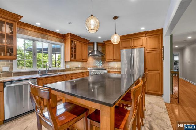 114 Wyckoff Avenue, Wyckoff, NJ 07481
