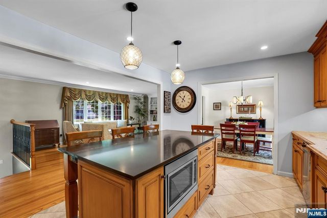 114 Wyckoff Avenue, Wyckoff, NJ 07481