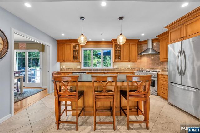 114 Wyckoff Avenue, Wyckoff, NJ 07481