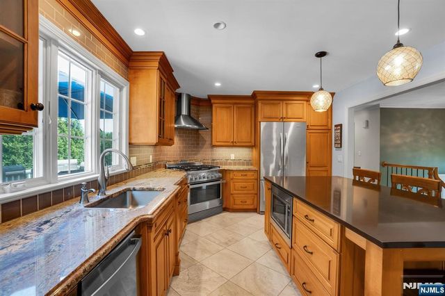 114 Wyckoff Avenue, Wyckoff, NJ 07481