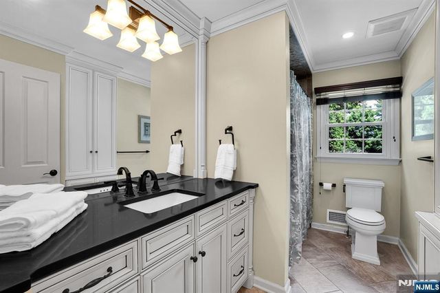 114 Wyckoff Avenue, Wyckoff, NJ 07481