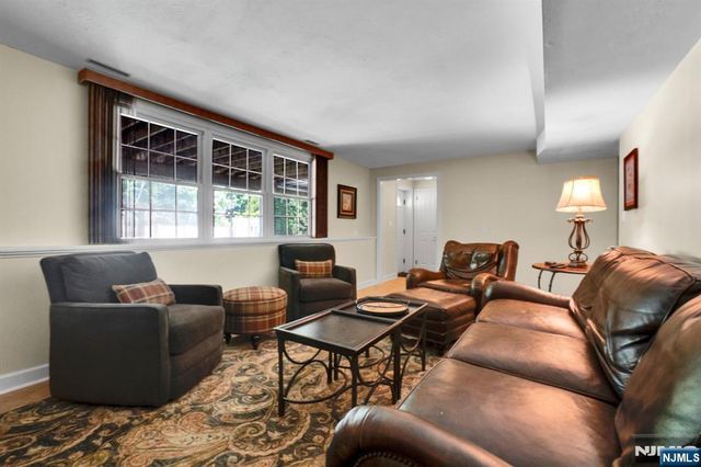 114 Wyckoff Avenue, Wyckoff, NJ 07481