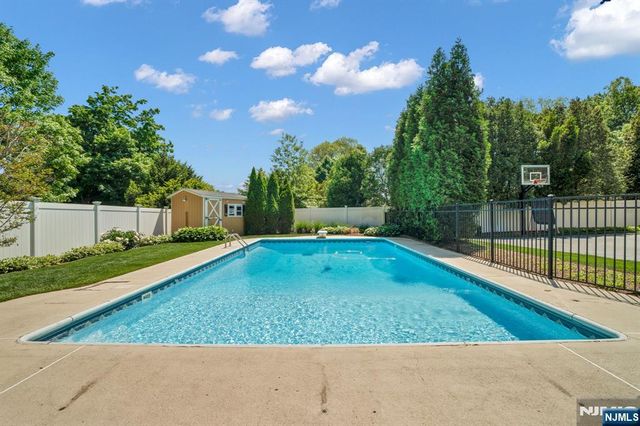 114 Wyckoff Avenue, Wyckoff, NJ 07481