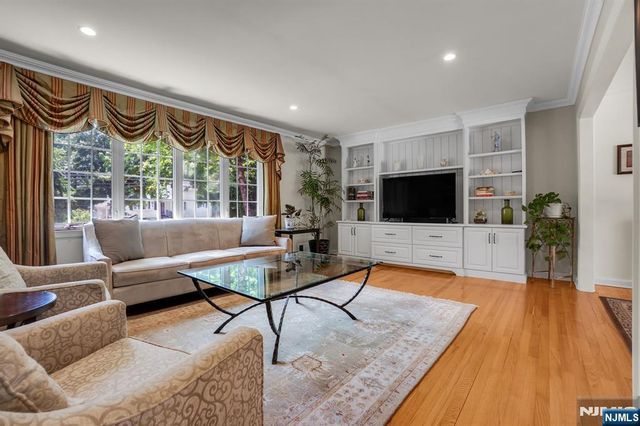 114 Wyckoff Avenue, Wyckoff, NJ 07481