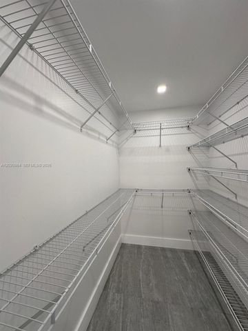 931 NW 1st St 1, Miami, FL 33128