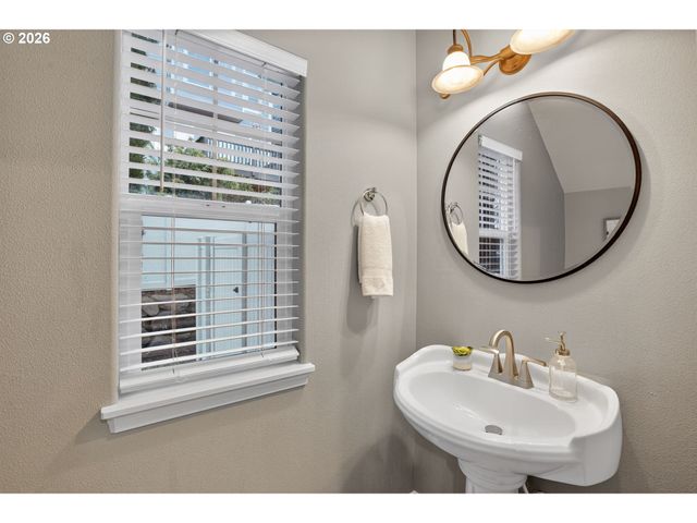 20464 HOODVIEW Ave, West Linn, OR 97068