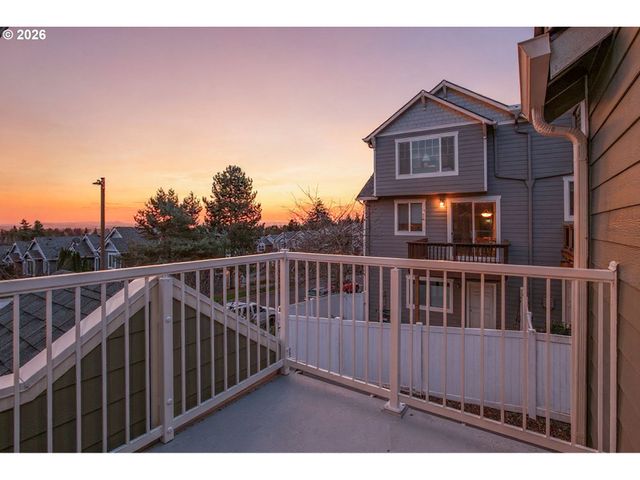 20464 HOODVIEW Ave, West Linn, OR 97068