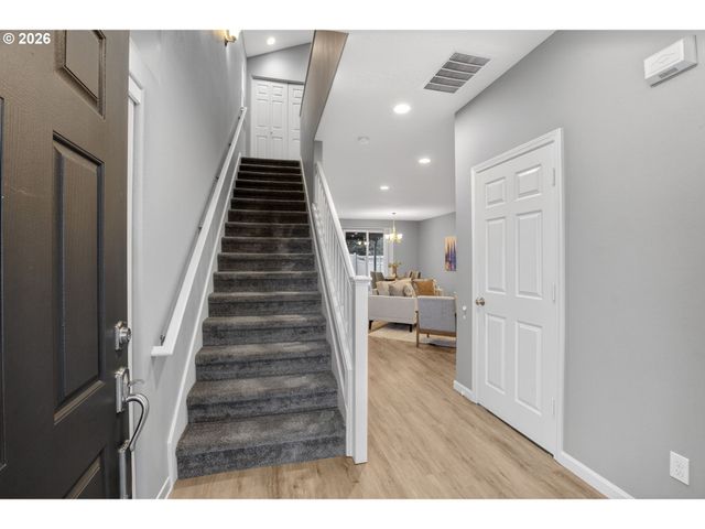 20464 HOODVIEW Ave, West Linn, OR 97068