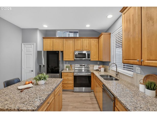 20464 HOODVIEW Ave, West Linn, OR 97068