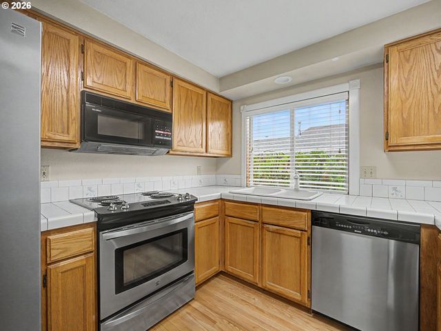 1778 N LAURELWOOD Loop, Canby, OR 97013