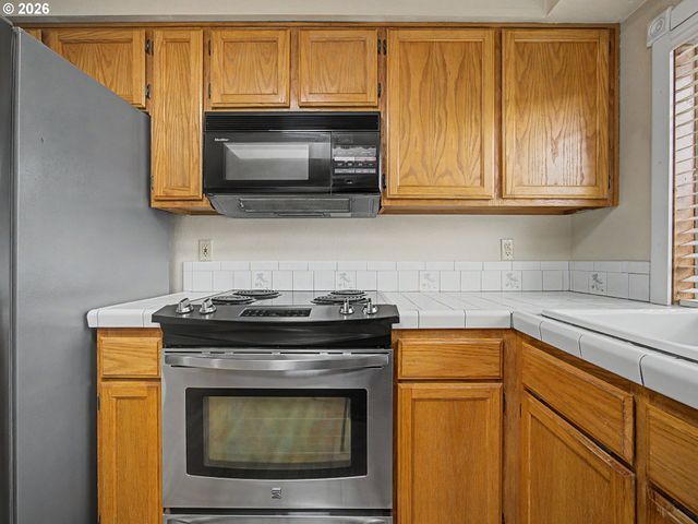 1778 N LAURELWOOD Loop, Canby, OR 97013