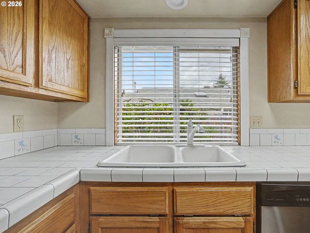 1778 N LAURELWOOD Loop, Canby, OR 97013