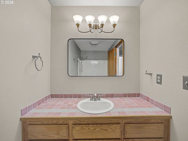 1778 N LAURELWOOD Loop, Canby, OR 97013