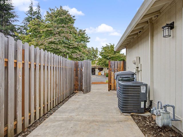 1778 N LAURELWOOD Loop, Canby, OR 97013