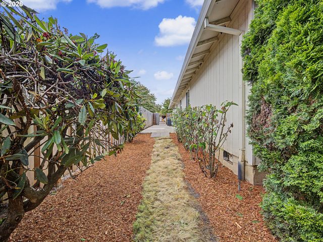 1778 N LAURELWOOD Loop, Canby, OR 97013
