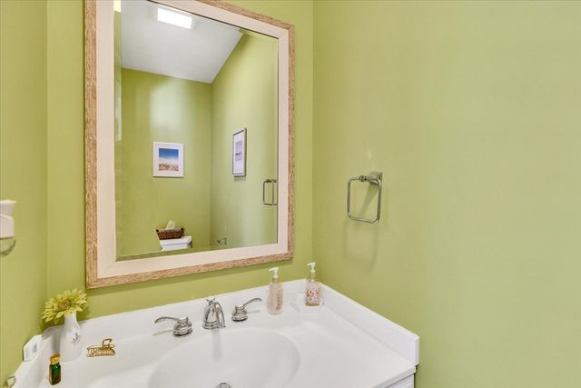 3 Honora Ln 3, Bourne, MA 02532