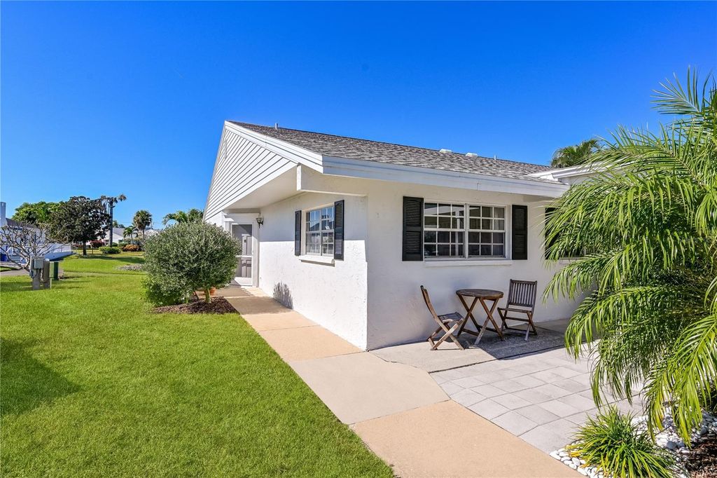 Image 8 of property listing at 9426 ANDOVER CIRCLE, Bradenton, FL 34210