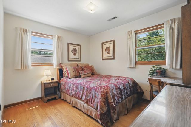 6 Machamer Court, Johnson City, TN 37604